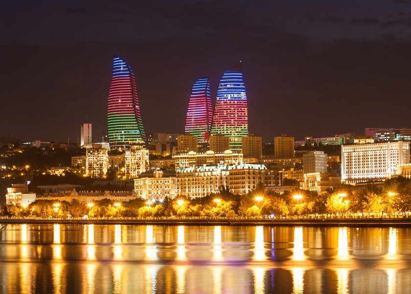 Поехали в Баку, там волны Каспия и пламя любящих сердец 